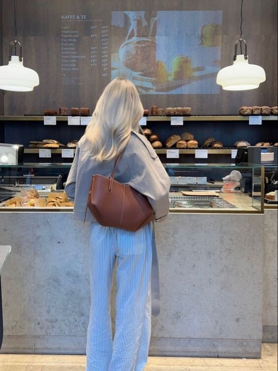 Pernilla – Elegancka torba z bocznymi wykończeniami
