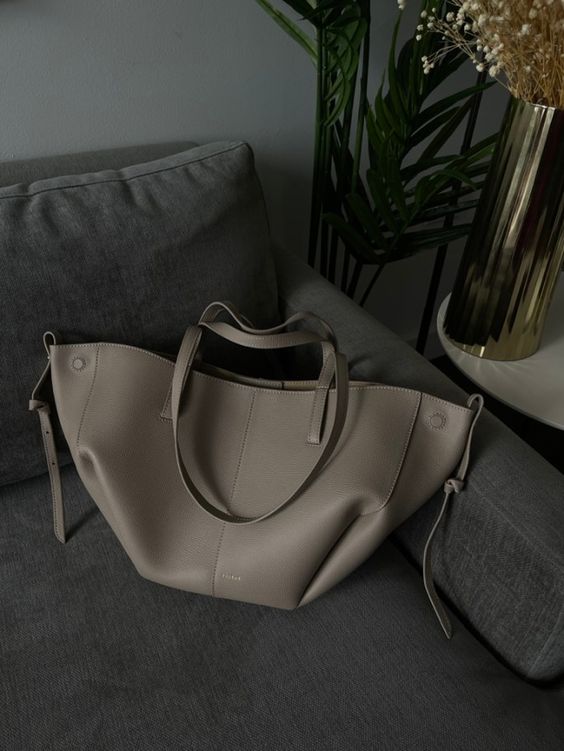 Pernilla – Elegancka torba z bocznymi wykończeniami