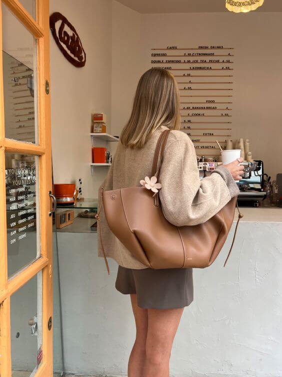 Pernilla – Elegancka torba z bocznymi wykończeniami